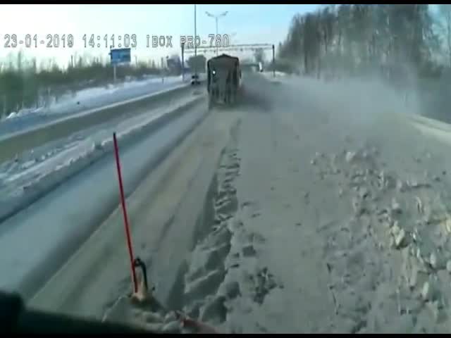 В Татарстане водитель решил обогнать колонну снегоуборочной техники