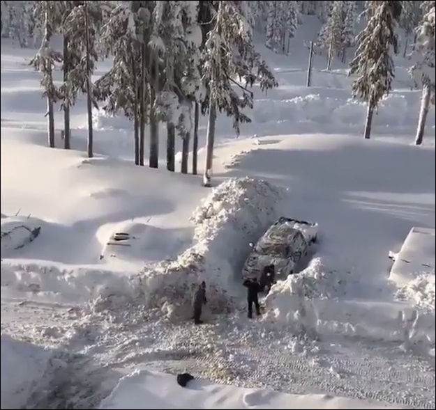 Поиски автомобилей после небольшого снегопада в Канаде