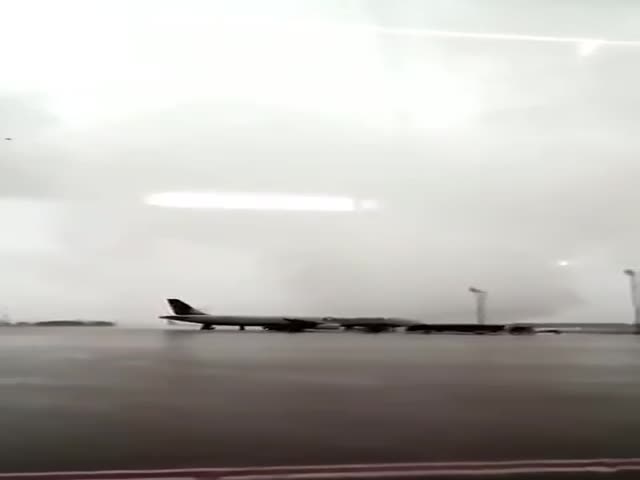 Ураган перевернул автобус в аэропорту турецкой Антальи