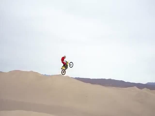 Экстремальный прыжок на мотоцикле с песчаной дюны