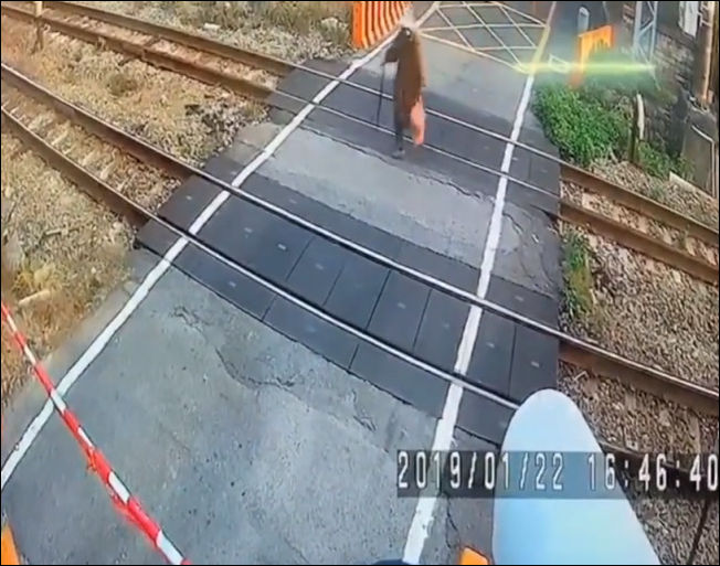Бессмертная бабулька перебегает железную дорогу перед поездом