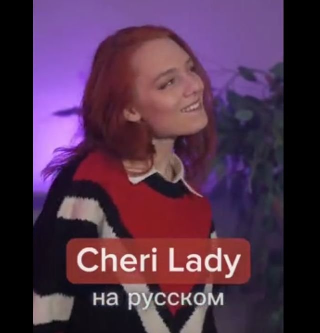 Симпатичная девушка поет песню Modern Talking на русском