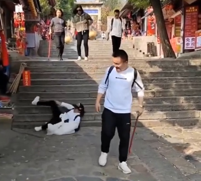 Туристы после восхождения на гору Тайшань в Китае с 7200 ступнями