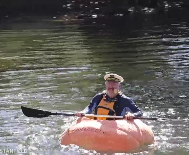 Австралийский мужчина сделал себе лодку из тыквы