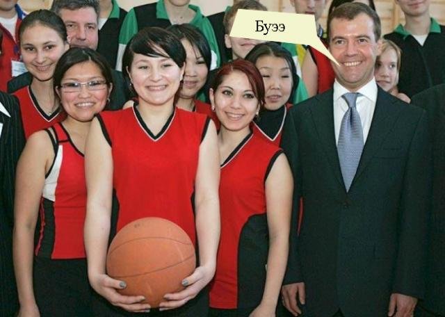 Медведев с девушками (15 фото)