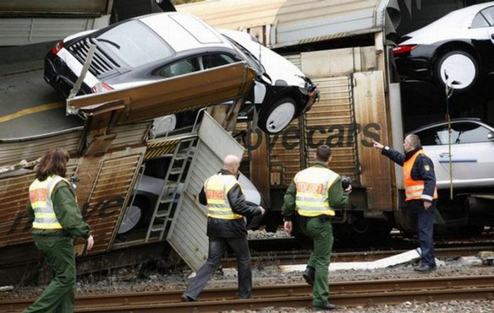 В Германии потерпел аварию поезд со 106 Porsche (7 фото)