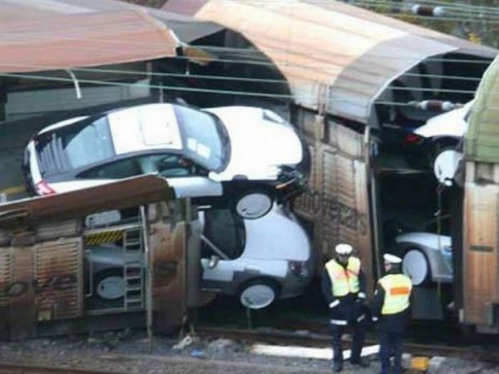 В Германии потерпел аварию поезд со 106 Porsche (7 фото)