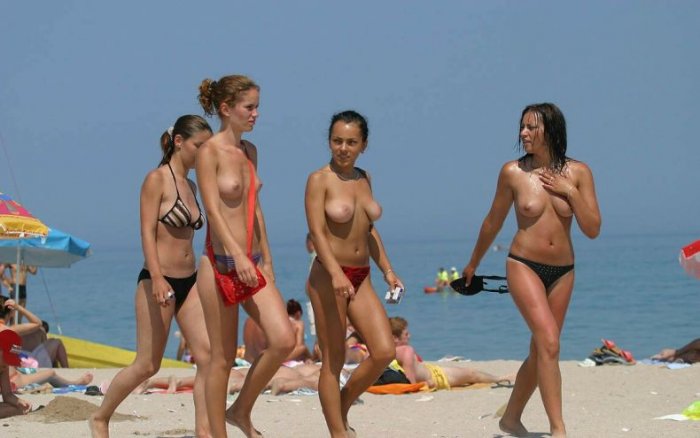 Подборка девушек топлесс на пляжах (20 фото)