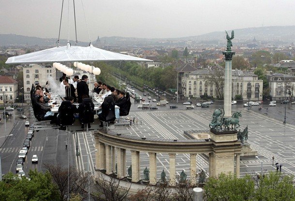 В Венгрии открылся висящий ресторан! (8 фото)