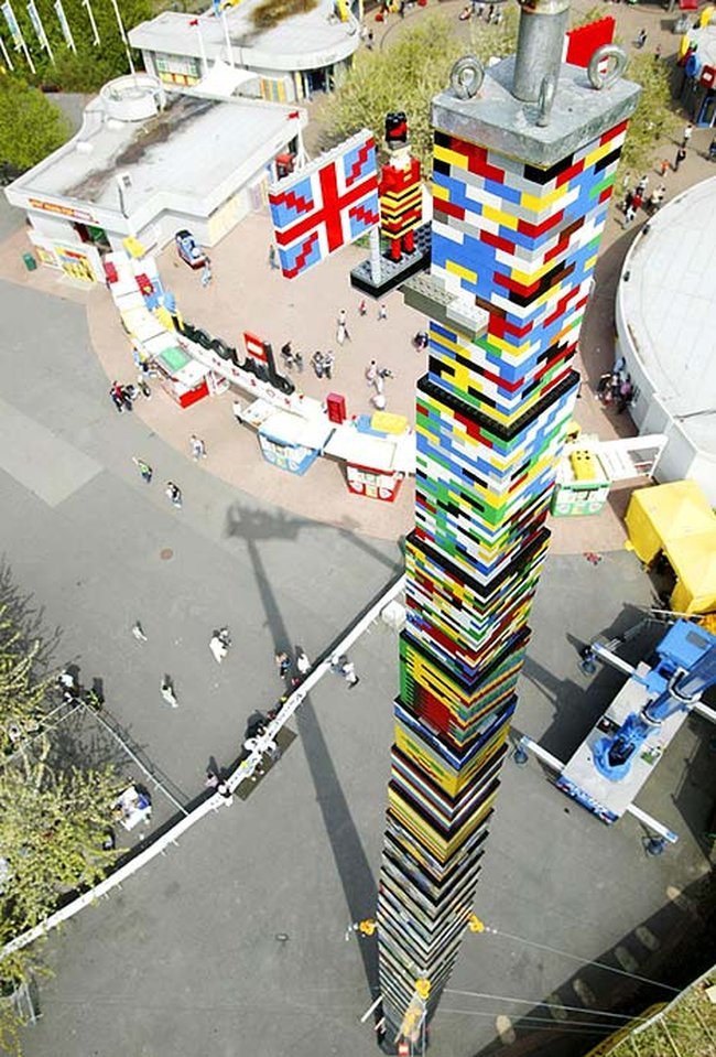 Башня из Лего (3 фото)