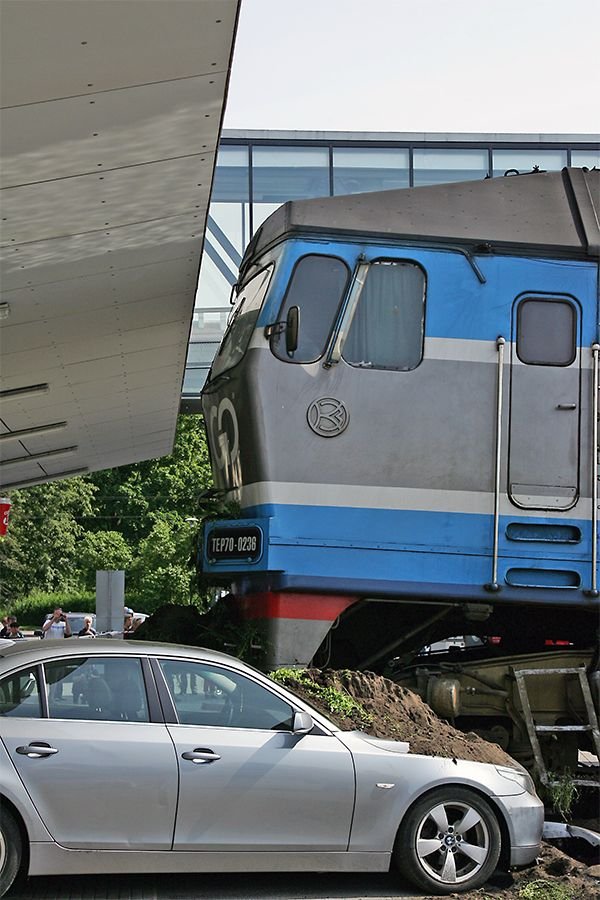 Поезд vs BMW (20 фото)