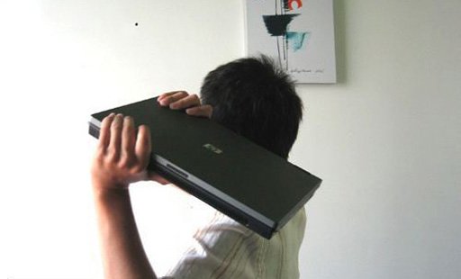 17 способов неправиль использовать ноутбук (17 фото)