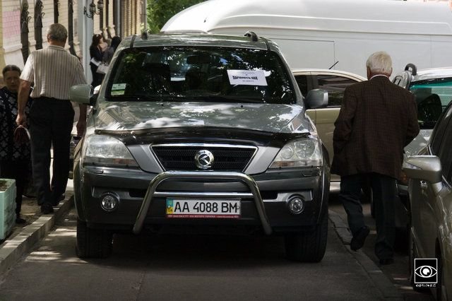 В Киеве взялись за любителей парковаться на тротуарах (3 фото)