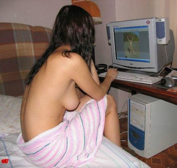 Девушка + компьютер (22 фото)