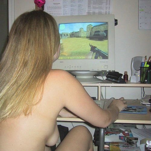 Девушка + компьютер (22 фото)