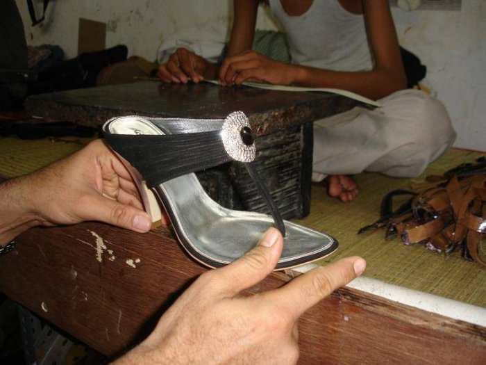 Как делают обувь в Индии (25 фото)