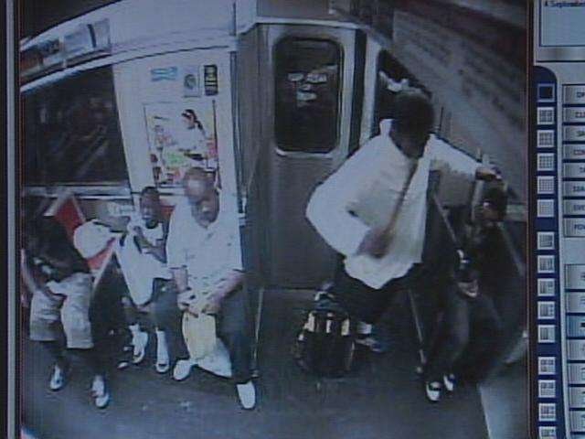 Жесть. Чела избили молотком в метро (14 фото + видео)