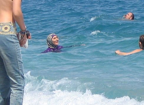 Как купаются арабские женщины (3 фото)