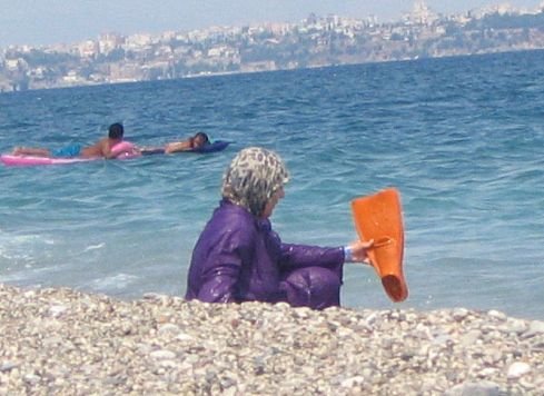 Как купаются арабские женщины (3 фото)