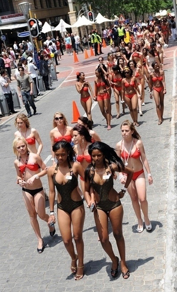 Парад голых девушек фото