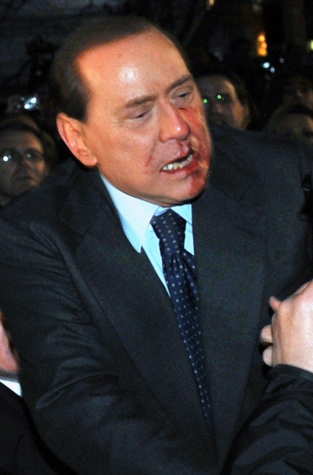 Берлускони получил по зубам (6 фото)