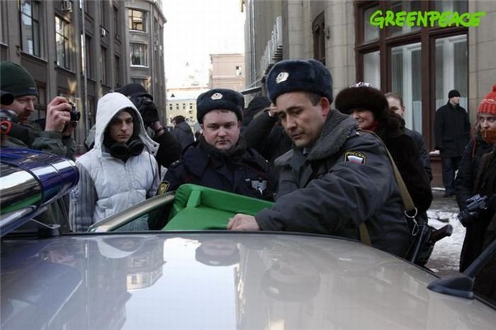 Мусорный бак вновь арестован (12 фото)
