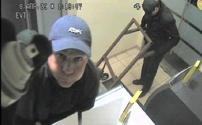 В Питере украли банкомат (4 фото)
