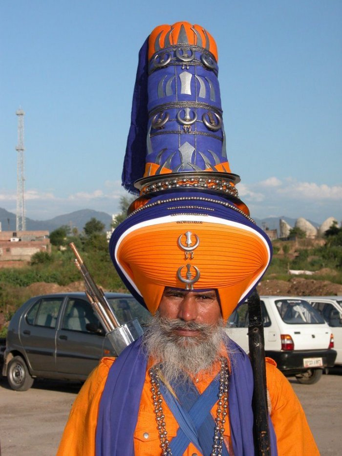 Огромные индийские шапки (13 фото)