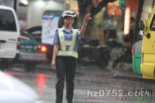 Девушка-гаишник в Китае (6 фото)