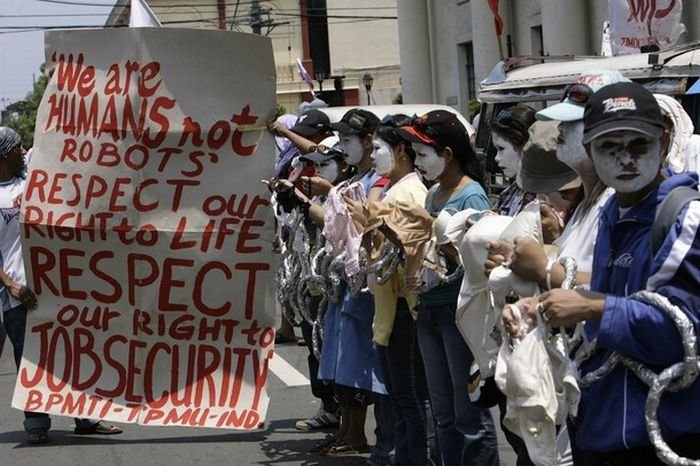 Протест в нижнем белье (14 фото)