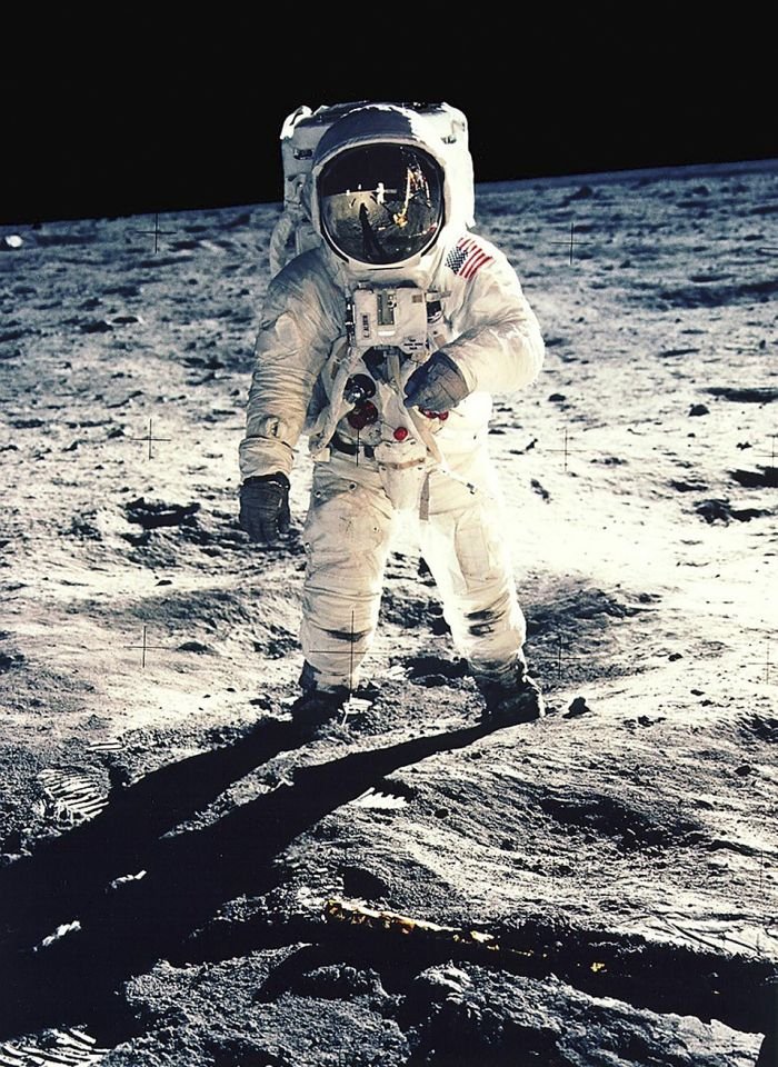 Человек на луне (40 фото)