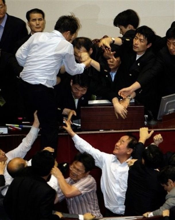 Потасовка в парламенте Южной Кореи (20 фото)