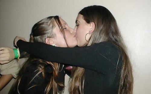 Публично целующиеся девушки 