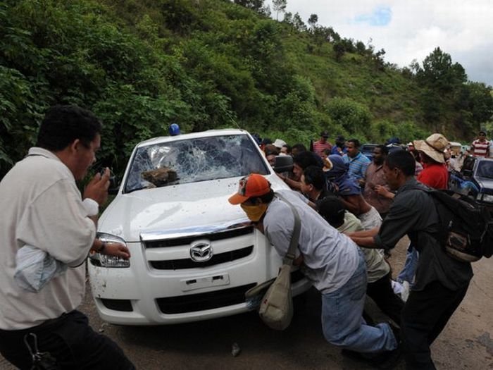В Гондурасе полицию не любят (6 фото)