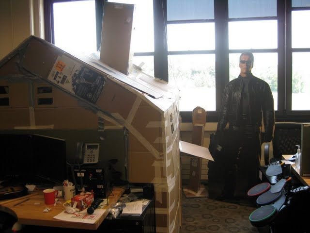 Картонный домик в офисе (15 фото)