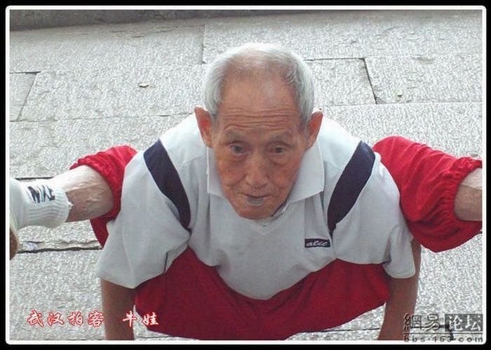 Пожилой гимнаст (11 фото)