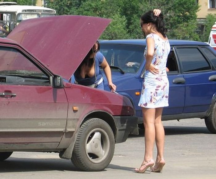 Девушка чинит автомобиль (3 фото)