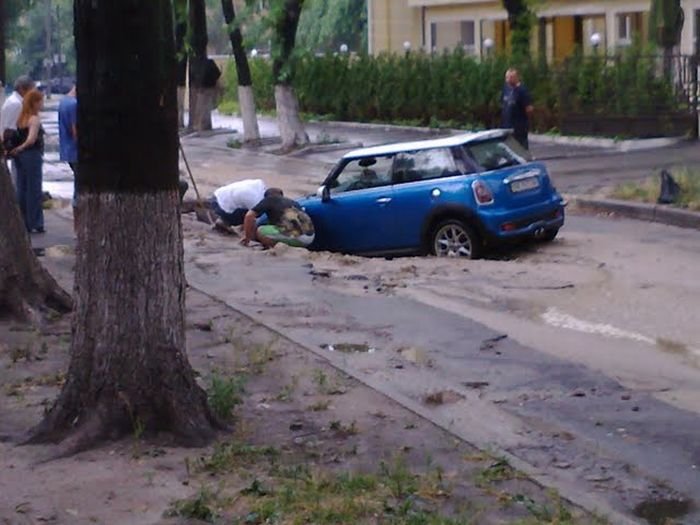 Застрявший Mini в Киеве (3 фото)