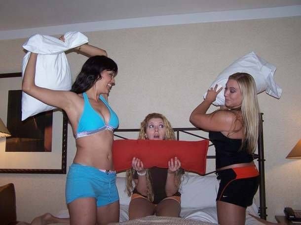 Девушки дерутся подушками (23 фото)