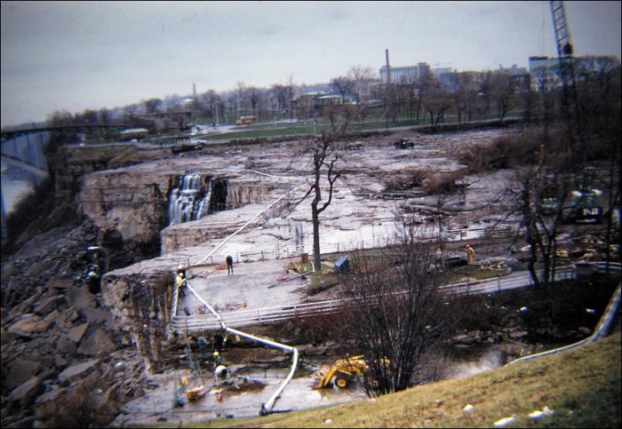 Ниагарский водопад без воды (5 фото)