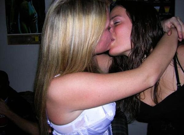 Lesbians having sex and making out free