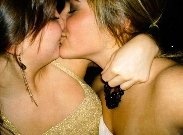 Домашние лесбиянки целуются перед камерой