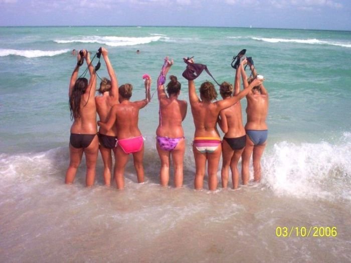Пляжные девушки (57 фото)