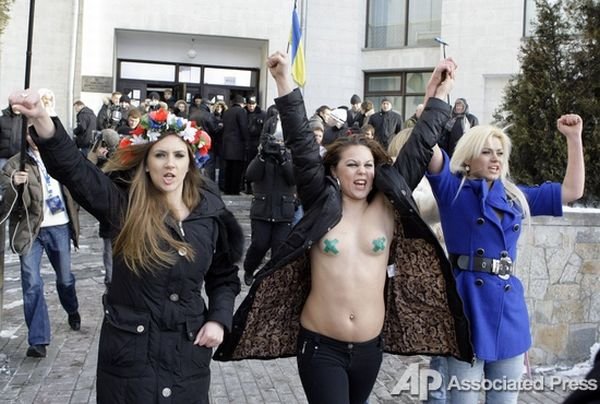 Новая акция от Femen (18 фото)