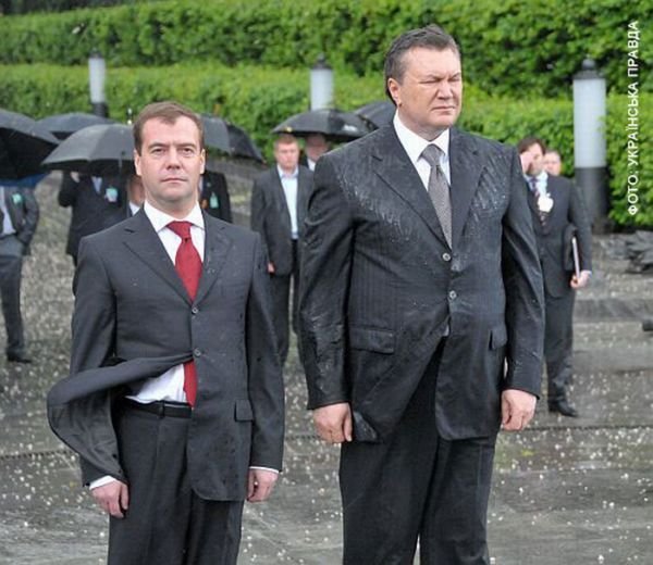 Янукович получил венком (8 фото)