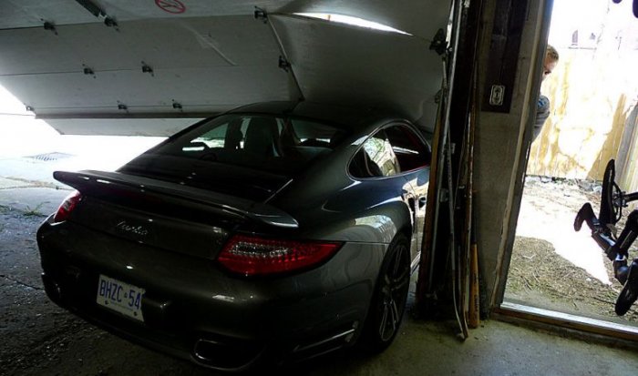 Неудачный выезд из гаража (6 фото)
