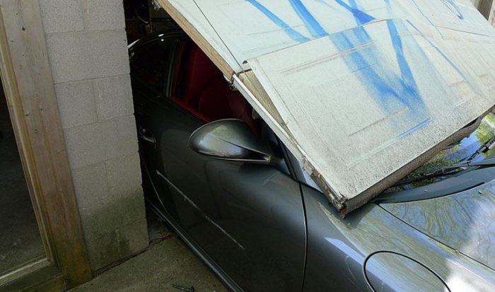 Неудачный выезд из гаража (6 фото)
