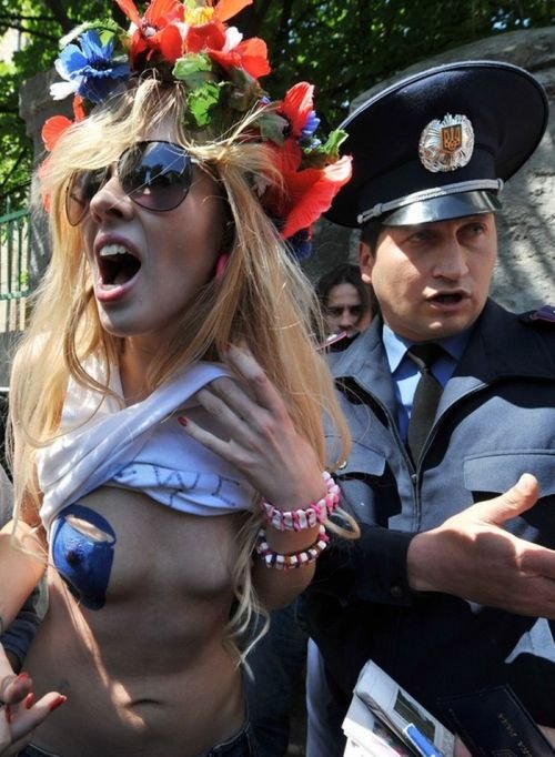 Femen поддержала акцию синих ведерок (17 фото)