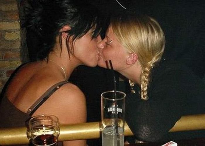 Русские лесбиянки были настолько заведены что устроили секс на столе