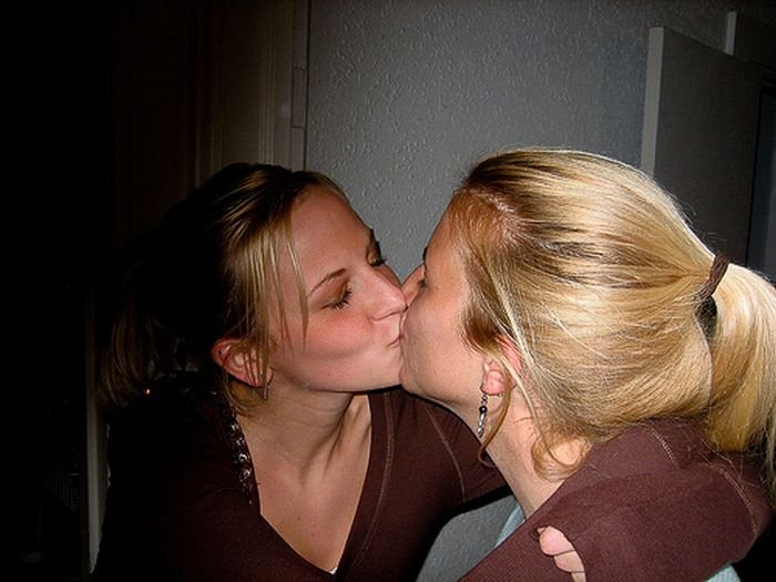 Французский поцелуй подружек фото